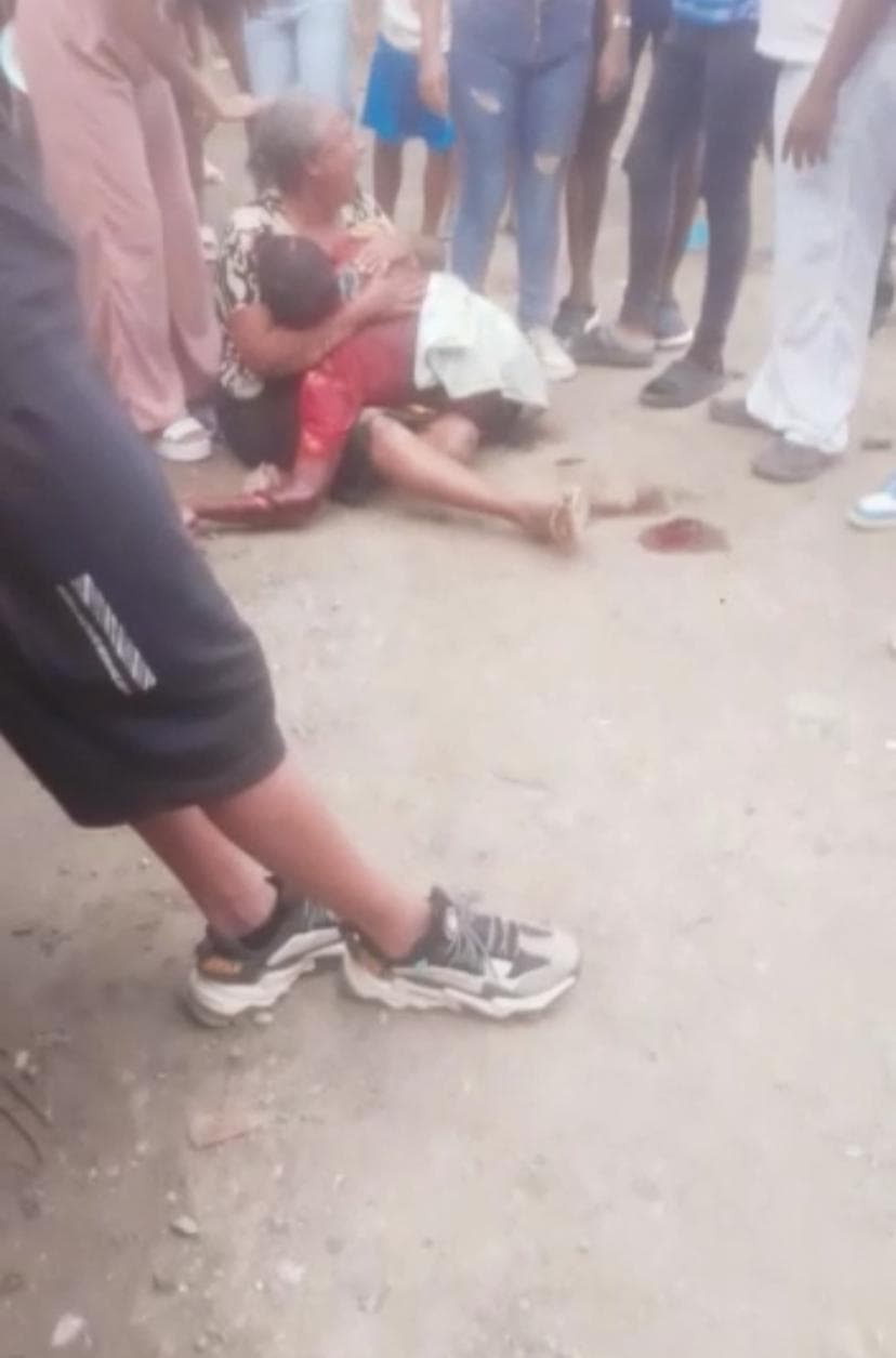 Desgarradora imagen de madre llorando a su hijo muerto
