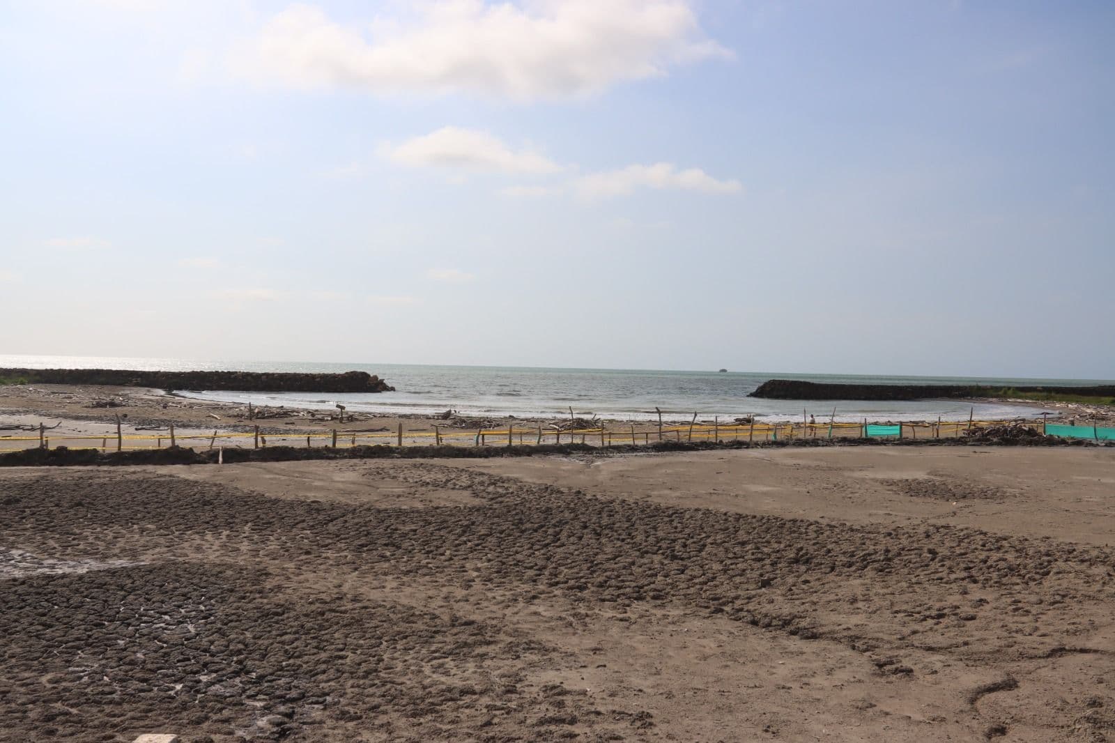 En Arboletes  construyen tres tómbolos y un espolón para salvar el  volcán de lodo y ganar playas