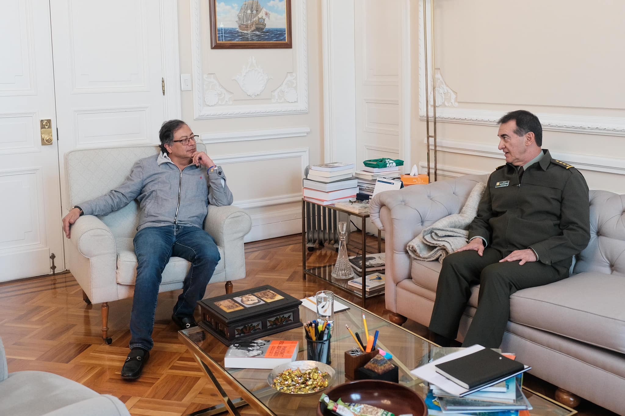 Fortalecer la capacitación y profesionalización de la Policía Nacional, pide el presidente Petro