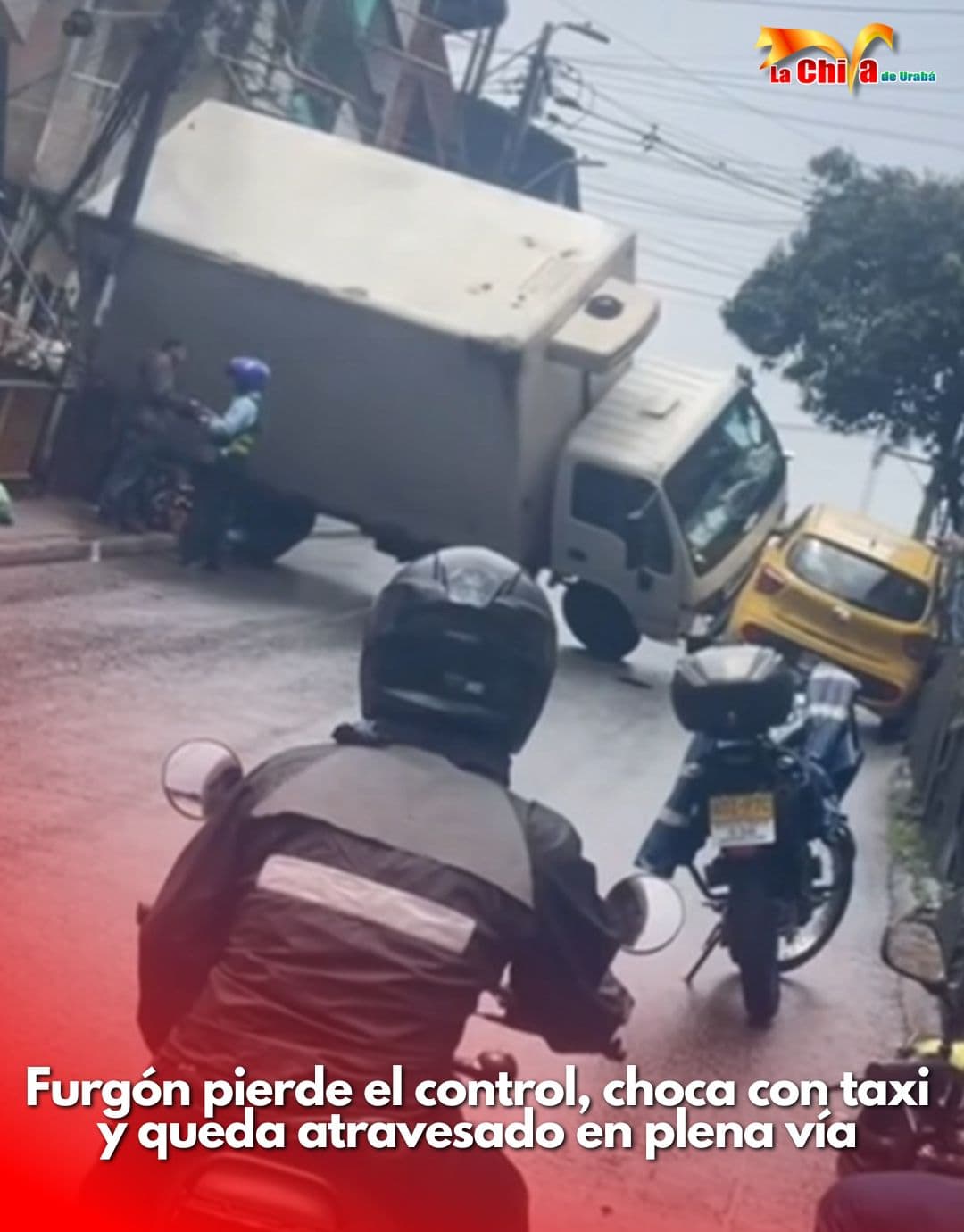 Furgón chocó contra taxi y generó congestión en el barrio Santa Cruz,